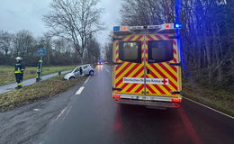 Auto landet nach Zusammenstoß im Graben - Fahrbahn wieder frei