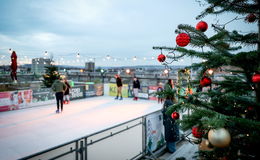 Highlight auf dem Weihnachtsmarkt: die Eisbahn über den Dächern Fuldas