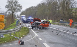 Schwerer Crash auf der B83 in Alheim: 74-jährige Frau stirbt an Unfallstelle