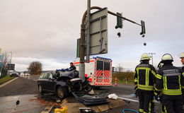 Nach Alleinunfall auf der B254: 60-jähriger Volvo-Fahrer schwer verletzt!