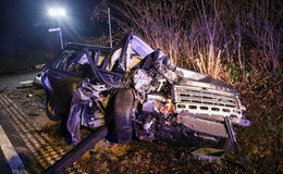 Tödlich verletzt: 68-Jähriger fährt mit Land Rover gegen einen Baum