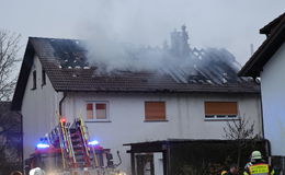 Dachstuhl wird durch Feuer vollständig zerstört! Bewohner bleiben unverletzt