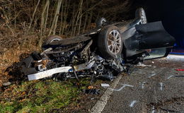 Tragischer Verkehrsunfall: 52-Jährige an Unfallstelle verstorben