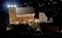 Plätzchen, Nikolaus und Chorgesang begeistern Weihnachtsmarkt-Besucher