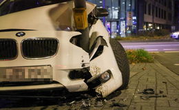 19-jährige BMW-Fahrerin landet auf Fußgängerinsel und fährt Ampel um