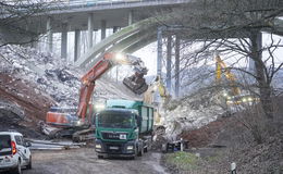 Mammutprojekt auf der A7: Erste Teilbrücke bei Solms abgerissen