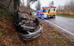 Pkw liegt nach Überschlag auf dem Dach - Fahrer (69) leicht verletzt befreit