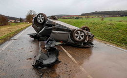 Audi überschlägt sich mehrfach: Unfall an der Landesgrenze