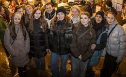 Weihnachtsmarkt am vierten Advent: Viele Menschen trotz nasskaltem Wetter