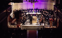 "Adventsmusik bei Kerzenschein" mit Kirchenchor, Orchester und Solisten