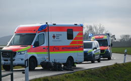 Tödlicher Unfall: Motorradfahrer (16) stößt mit Pkw zusammen