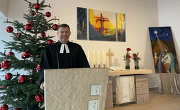 Pfarrer Stefan Bürger predigt an Heiligabend in der Kreuzkirche Neuenberg