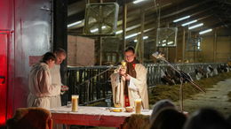 Viele Gläubige besuchen die Christmette im Kuhstall von antonius in Haimbach