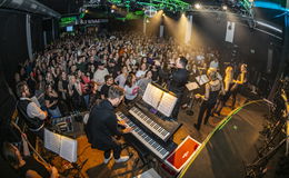 Lange Tradition: Mega-Party mit Vorsicht Gebläse im Kreuz