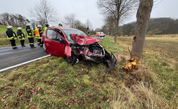 Pkw fährt gegen Baum - Unfall auf der L3143