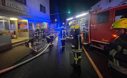 Einsatz für die Feuerwehr: Sofa in Mehrfamilienhaus in Brand