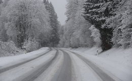 Achtung Schneeglätte: Transporter überschlägt sich