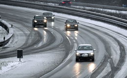 Glatteis und Schnee bringen Verkehr durcheinander