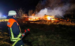 Scheune in Volkers in Vollbrand: Kontrolliertes Abbrennen durch die Feuerwehr