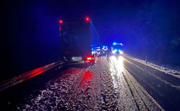 Schneebedeckte Landstraße: Lkw gerät ins Rutschen und prallt gegen Leitplanke