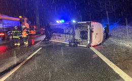 Zwei Alleinunfälle im kurzen Abstand auf der A7 - Zwei Lkw (3,5t) kippen um