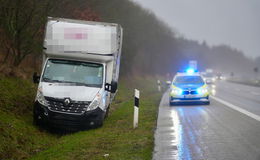 Auf der A7: Kleintransporter Böschung hinuntergekracht