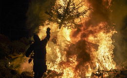 Tradition stammt aus Schweden: Weihnachtsbäume landen im Hutzelfeuer