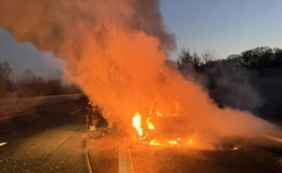 Zeitweise Vollsperrung nach Fahrzeugbrand! Glättegefahr durch Löschwasser