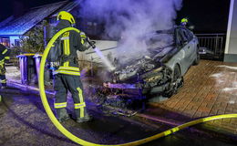 In den frühen Morgenstunden: BMW in Einfahrt geht in Flammen auf