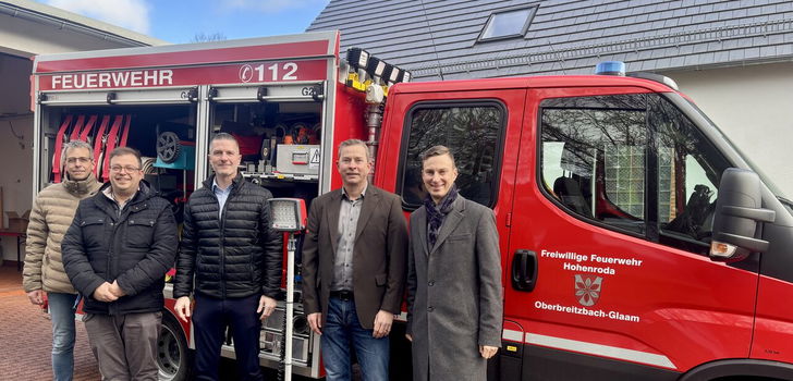 Dirk Schade von der SV Sparkassen-Versicherung / SV Kommunal (Zweiter von rechts) übergibt Bürgermeister Andre Stenda (rechts) das neue LED-Beleuchtungssystem für die Hohenrodaer Feuerwehren. Weiter dabei sind der stellvertretende Gemeindebrandinspektor Heiko Sippel, Gemeindebrandinspektor Patrick Fröhlich und Andreas Haas von der SV SparkassenVersicherung / SV Kommunal.