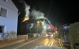 Dachstuhl in Wohnhaus in Vollbrand: Hoher Sachschaden
