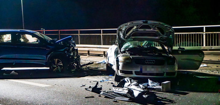 Bei einem schweren Unfall kam es zu fünf Verletzten und einer hohen Schadenssumme.