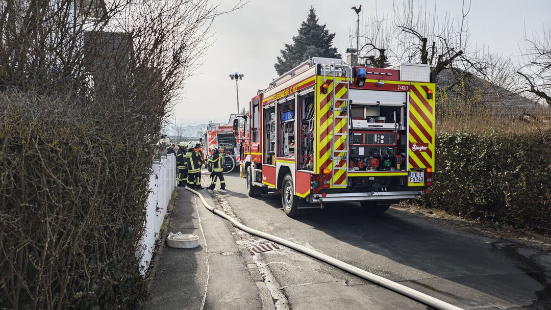 K-chenutensilien-auf-Herd-fangen-Feuer-Kellerbrand-gel-scht