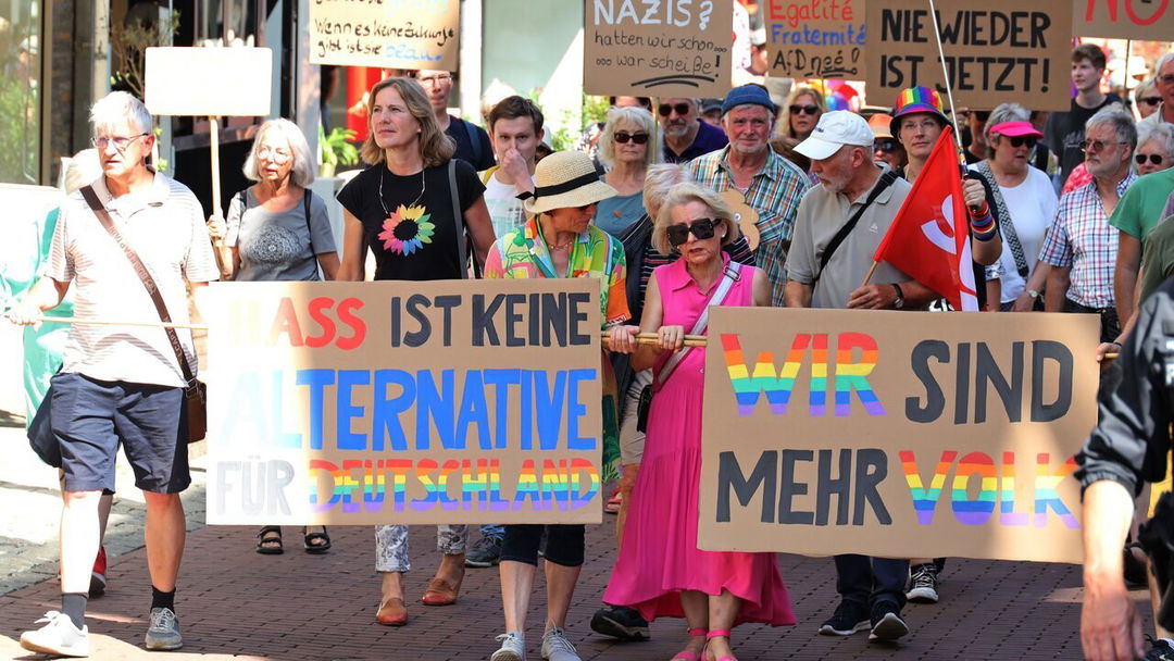 -Bunt-statt-Braun-am-Rathausplatz-Demonstration-am-Samstagmittag