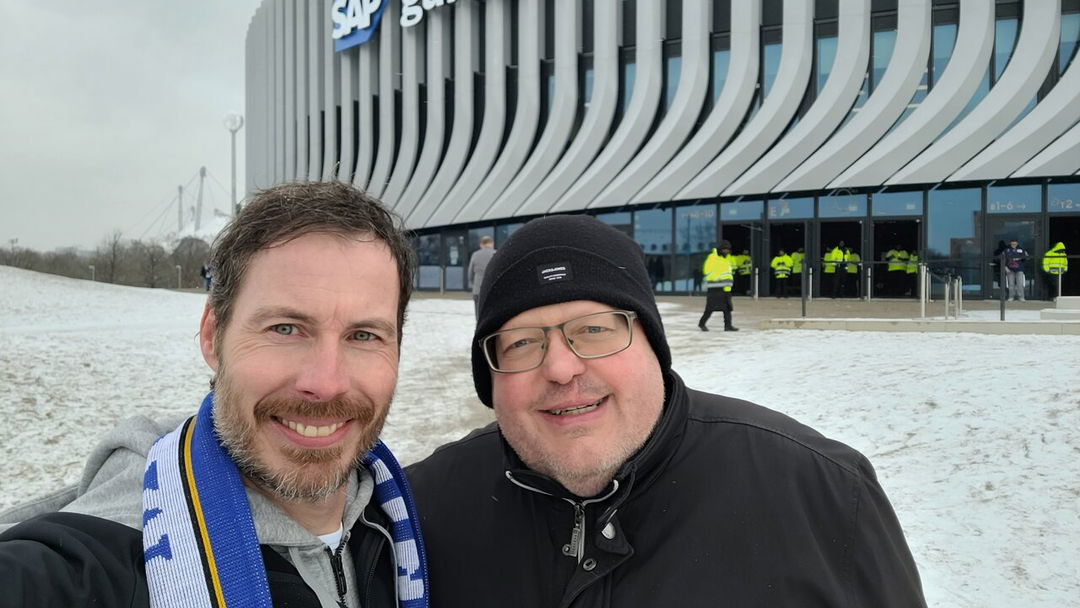 In-den-Farben-getrennt-in-der-Begeisterung-f-r-Eishockey-vereint