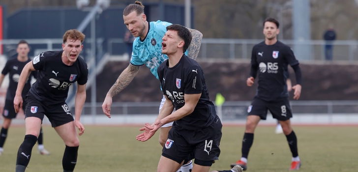 Aua: Marius Köhl von der SGB wird gefoult - links beobachtet sein Mitspieler Moritz Dittmann.