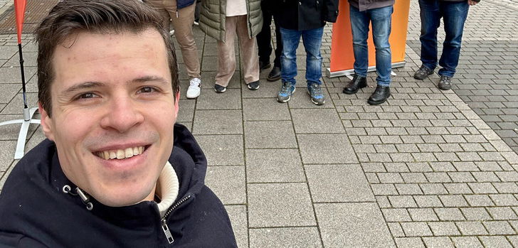 Die Schlüchterner Christdemokraten um Stadtverbandsvorsitzenden Heiko Kirchner (rechts) und Fraktionschef Florian Varinli (Dritter von rechts) freuen sich über den Erfolg der CDU und des Kandidaten Johannes Wiegelmann (vorne) bei der Bundestagswahl.