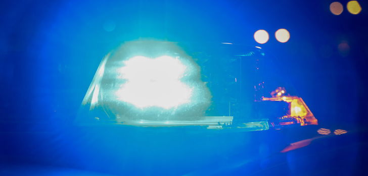Mit 200 km/h auf dem Tacho überholte am Montag ein Autofahrer auf der A49 bei Kassel eine Zivilstreife der Polizei. Doppelt so schnell wie erlaubt! Die Fahnder der "Operativen Einheit BAB" (Bundesautobahn) nahmen umgehend die Verfolgung auf.