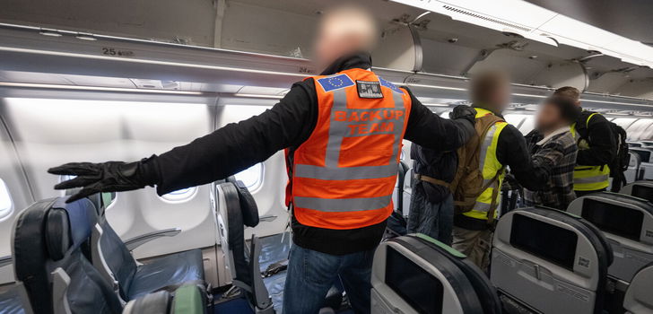 Beamte der Bundespolizei begleiten einen Mann auf dem Flughafen Frankfurt auf einen Abschiebeflug nach nach Pakistan. Die Bundespolizei und Mitarbeiter von Frontex begleiten den Flug mit einem massiven Kräfteaufgebot.
