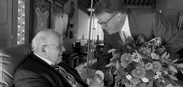 OB Dr. Heiko Wingenfeld (rechts) gratuliert anlässlich des 94. Geburtstags von Hamberger im August 2024