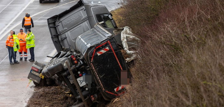 Unfall auf der A66 - Am Donnerstagmorgen kam es bei Gründau-Rothenbergen (Main-Kinzig-Kreis) in Fahrtrichtung Frankfurt im Bereich der Autobahnabfahrt zu einem Lkw-Unfall.