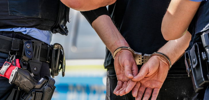 Am Freitagmittag entzog sich in Stadtroda (Kleinstadt im thüringischen Saale-Holzland-Kreis) ein mit zwei Personen besetztes Fahrzeug einer Verkehrskontrolle - es folgt die Festnahme