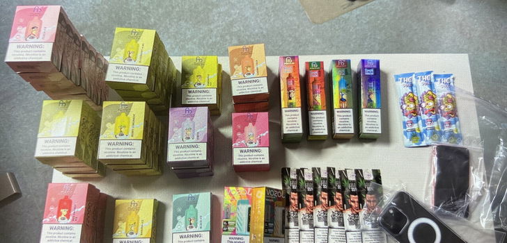 Im Kofferraum eines Fahrzeugs fanden die Beamten mehrere Kartons mit verpackten E-Zigaretten - sogenannten "Vapes" in unterschiedlichsten Ausführungen.