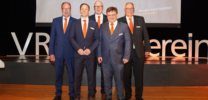 Die Vorstandsmitglieder Hartmut Apel, Michael Herbst und Thomas Balk gemeinsam mit Matthias Kaiser (stellv. Aufsichtsratsvorsitzender) und Reinhard Seifert (Vorsitzender des Aufsichtsrates) bei der Vertreterversammlung der VR-Bankverein Bad Hersfeld-Rotenburg eG.