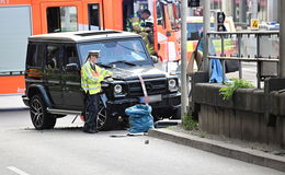 Auto fährt in Menschenmenge - Frau stirbt