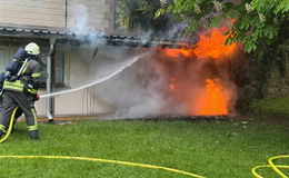 Mülltonnen-Brand bei Jugendheim: Flammen greifen auf Schuppen über