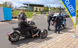 Sicher in die Saison! Biker-Polizei-Kontrolle auf Hessens höchstem Berg