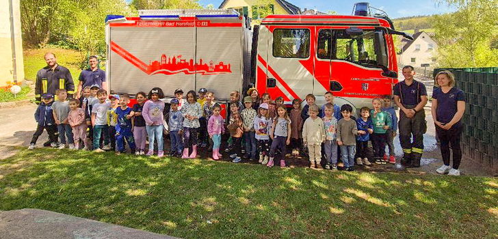 Die Freiweillige Feuerwehr Heenes zu Besuch in der Kita Farbklecks: (von links) Mirko Pfeffer, Marco Baumgardt, die Kinder der Kita Farbklecks, Manuel Kehres und Daniela Baumgardt