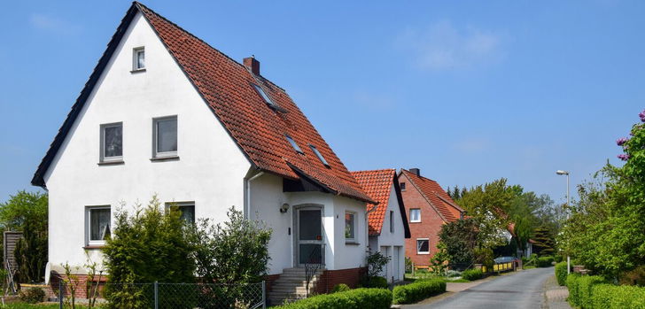 Verkaufen oder sanieren oder erst sanieren und dann verkaufen? Die Entscheidung hängt von vielen individuellen Faktoren ab.