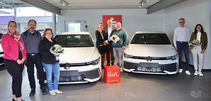 Für die Sparkasse gratulierte Sparkassen-Vorstandsmitglied Christian Markert (Mitte) den glücklichen Gewinnern Sigrid Plappert, Michael Wastl und Markus Damerau.